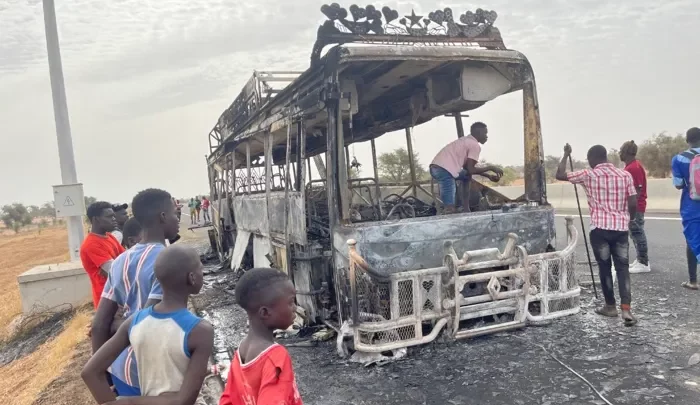 Dernière minute: Ila Touba / Un bus avec à bord 80 personnes prend feu et brûle complètement…