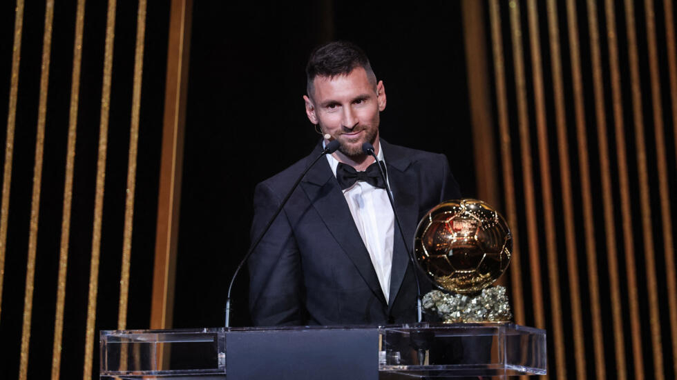 « C’est faux, c’est truqué », un international algérien proteste après le sacre de Messi au Ballon d’Or