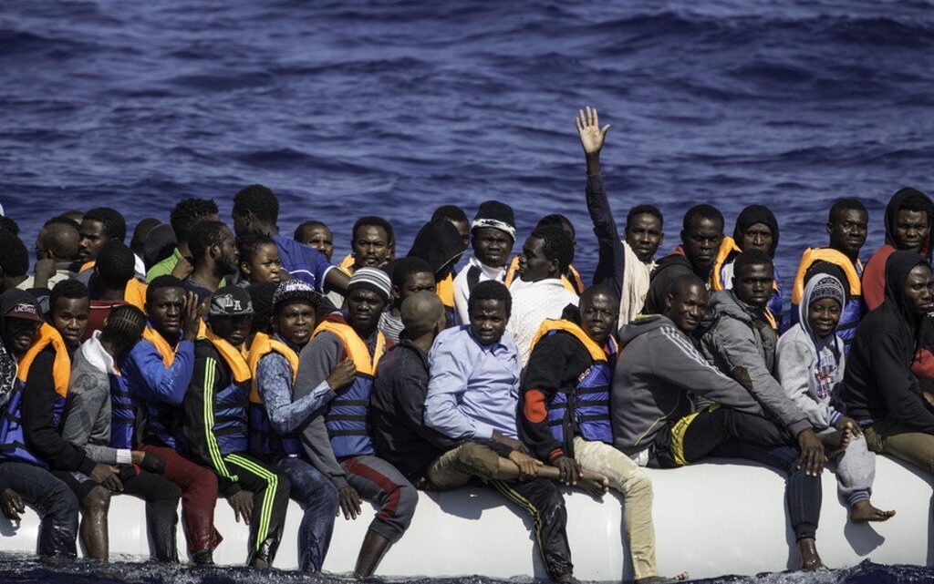 À bord d’une pirogue de migrants : l’étrange histoire de l’homme qui parlait plusieurs langues et menaçait de tuer 300 personnes