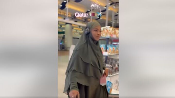 Voyage Musical au Qatar : Mia Guissé surprend ses fans avec son Hijab (Vidéo)