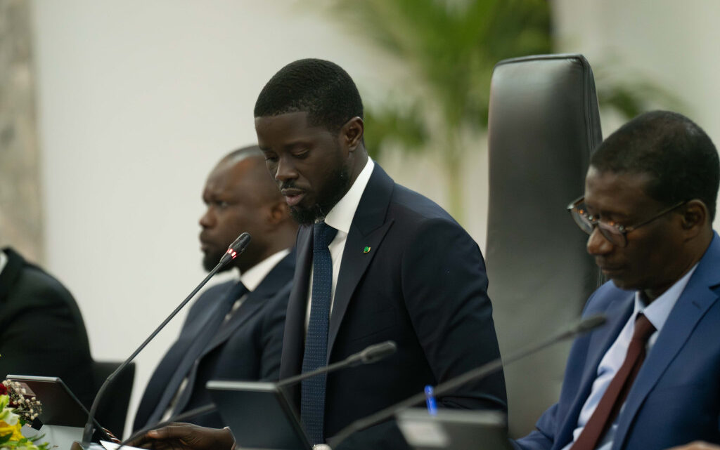 Restitution des véhicules de fonction : le président Diomaye donne un délai aux anciens ministres