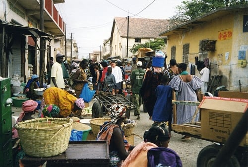 Une scène insolite au marché Thiaroye : Une femme achète 20 l d’eau à 12 000 FCfa pensant que c’est de l’huile
