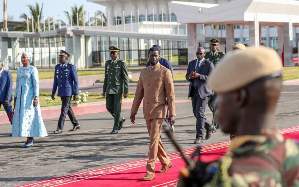 Premier déplacement du président Diomaye en France : il est accompagné d’une des premières dames