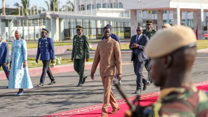 Premier déplacement du président Diomaye en France : il est accompagné d’une des premières dames