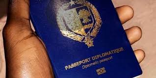 Passeports diplomatiques : mauvaise nouvelle pour 130 bénéficiaires dont des proches de Macky