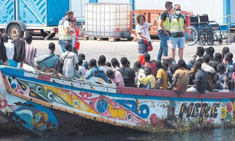 Émigration clandestine : 196 migrants débarquent aux Iles Canaries après 6 jours en mer